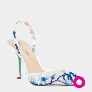 Betsy Johnson PATCH BLUE FLORAL Heels Size 9, brand new!